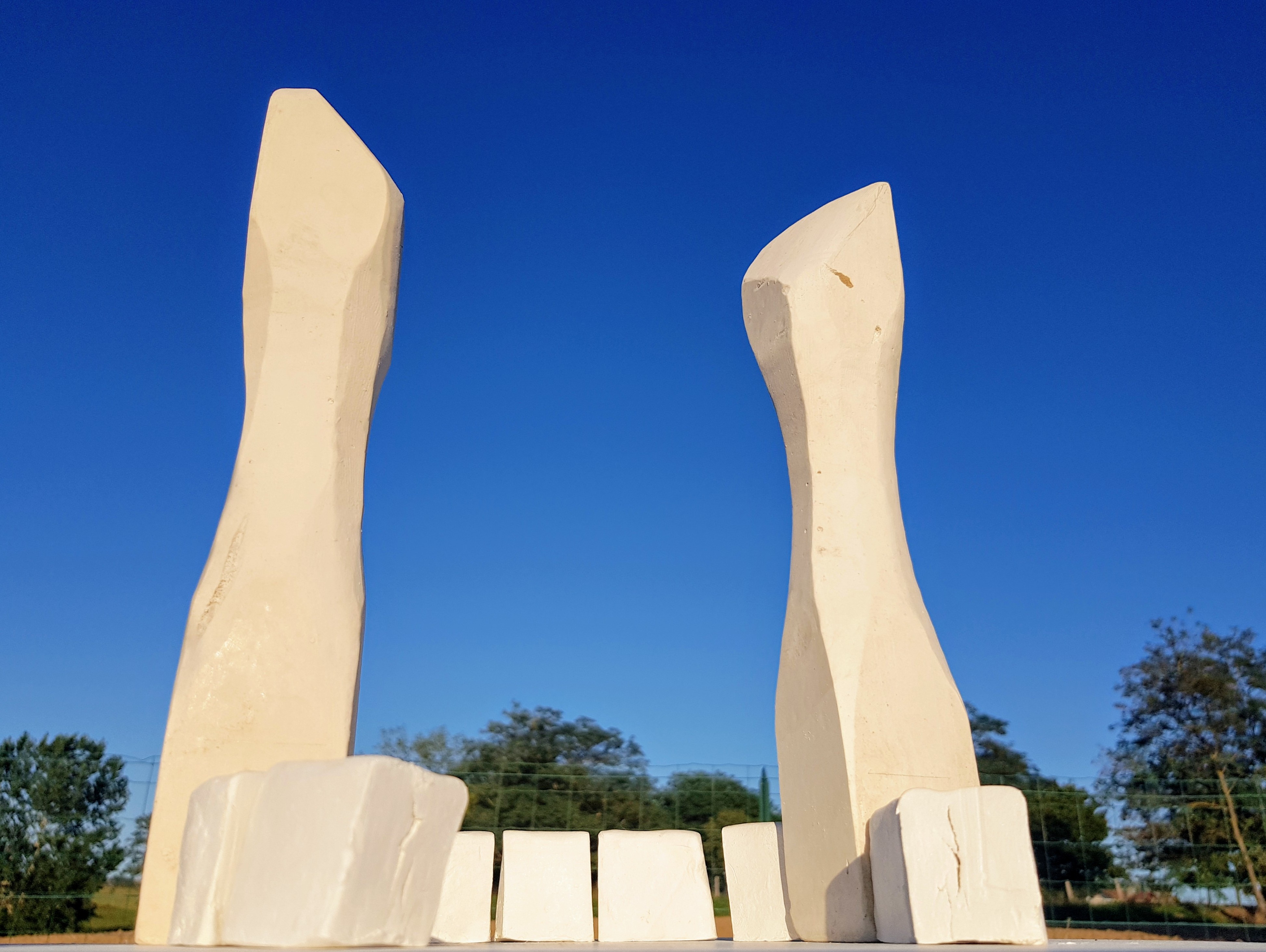 Les menhirs sont érigés sur la place de la mairie.