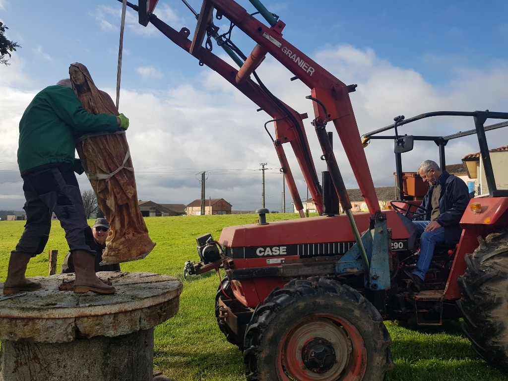 La vierge a été déboulonnée de son socle.