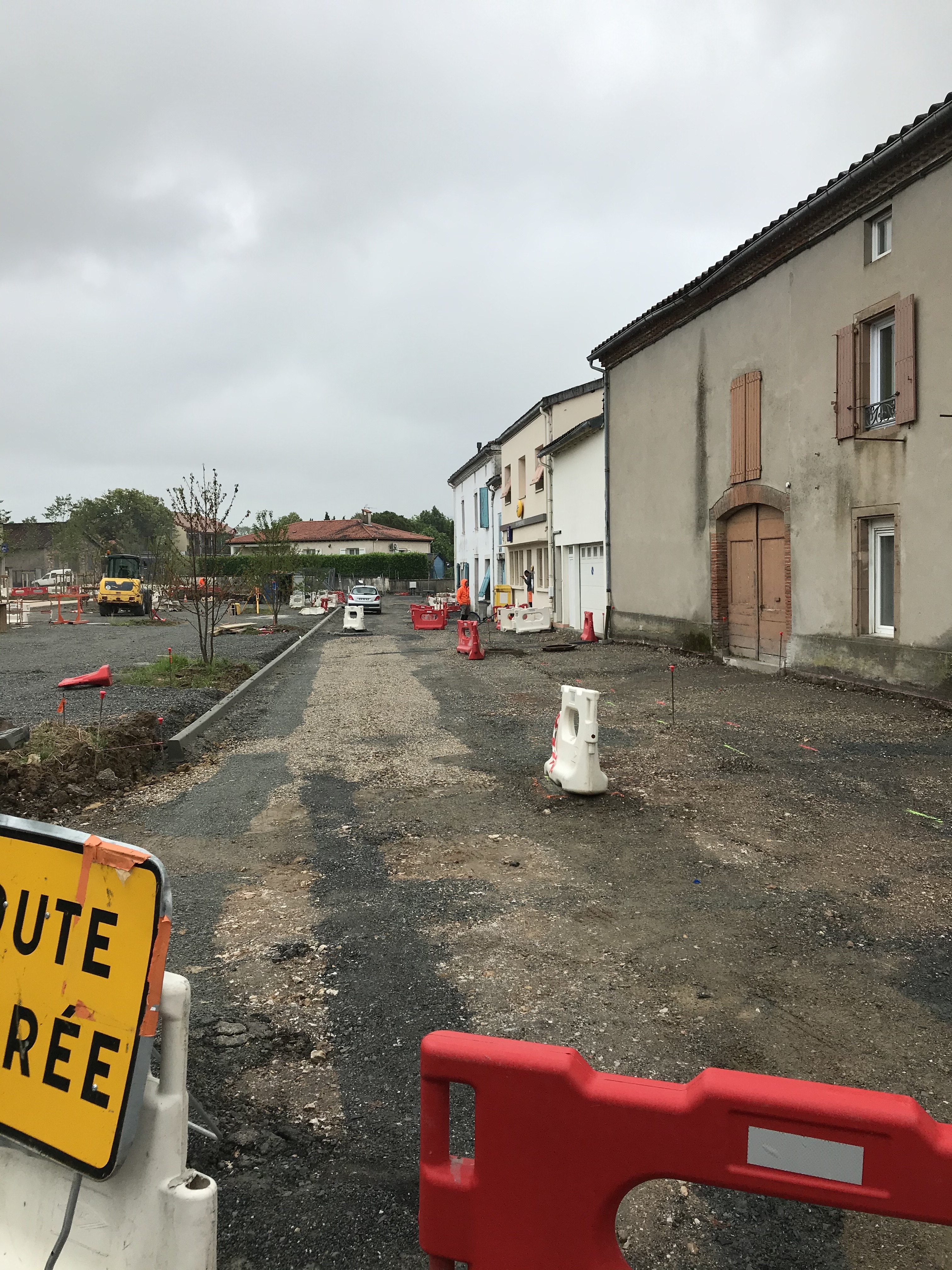 Le trottoir et la chaussée sont en cours de réfection.