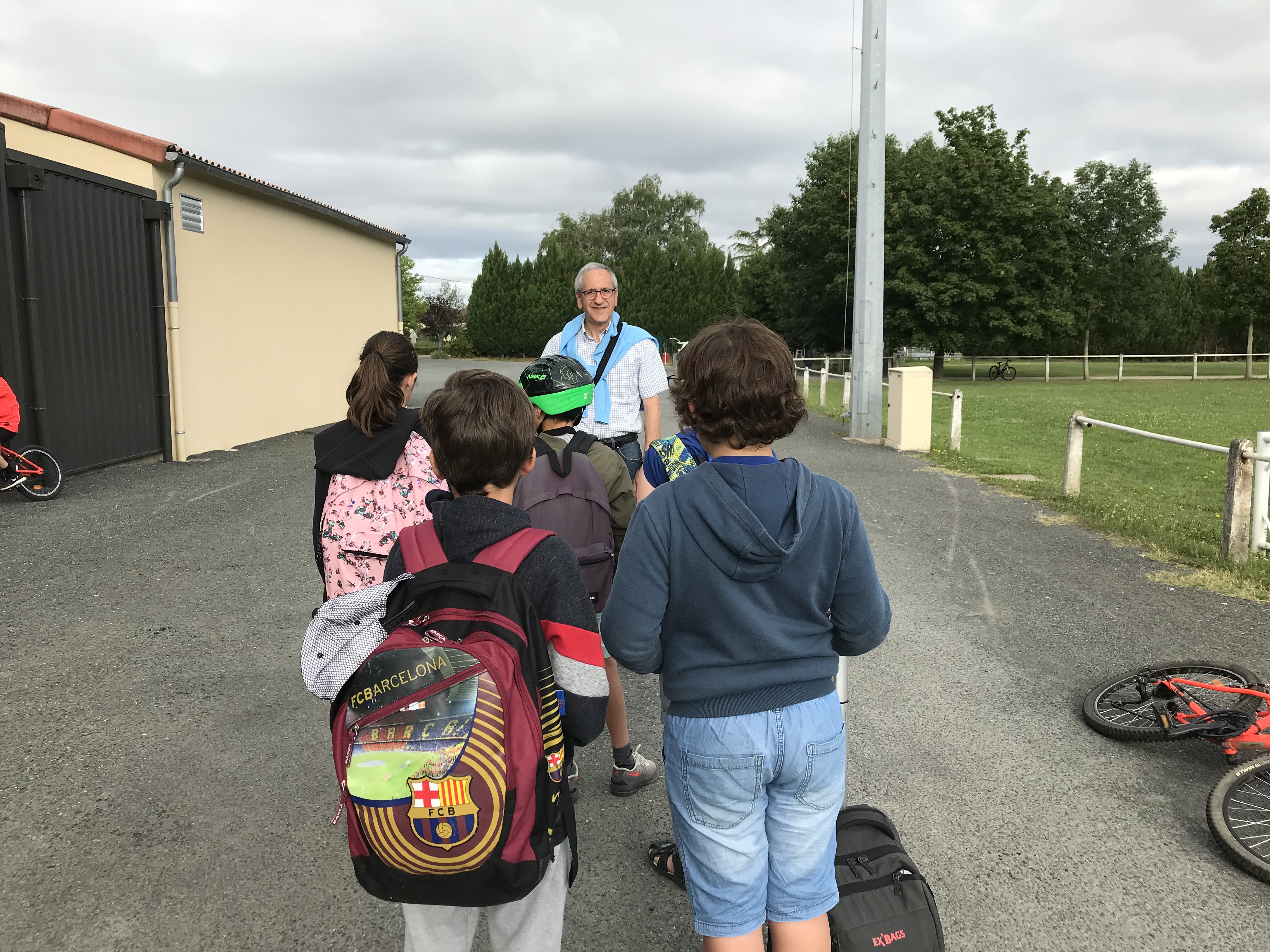 A tour de rôle, les élus accompagnent les élèves entre l'école et la salle polyvalente.