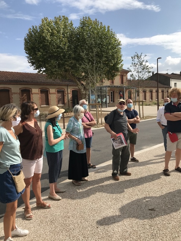 Une partie des participants sur la place de la mairie.