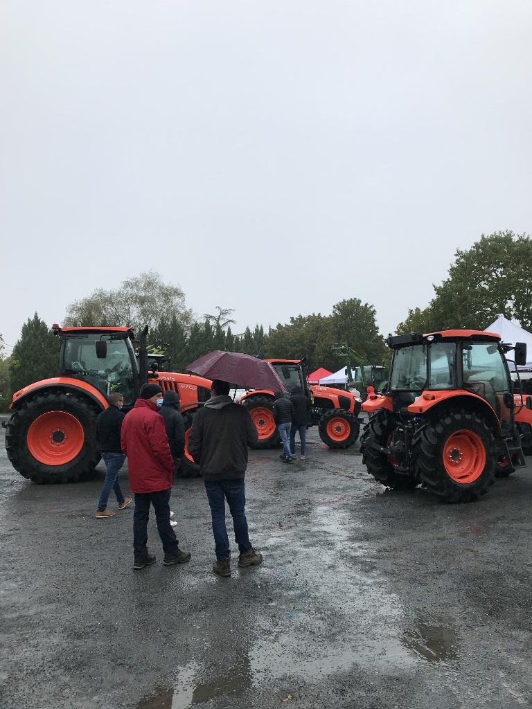 les tracteurs sont exposés.