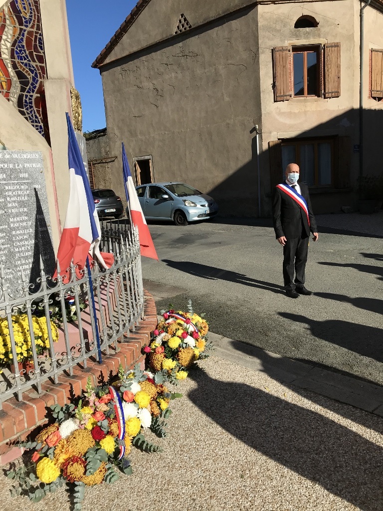 Le maire Vincent RECOULES devant le monument aux Morts.