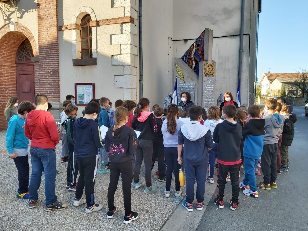 Les enfants devant le monument aux Morts