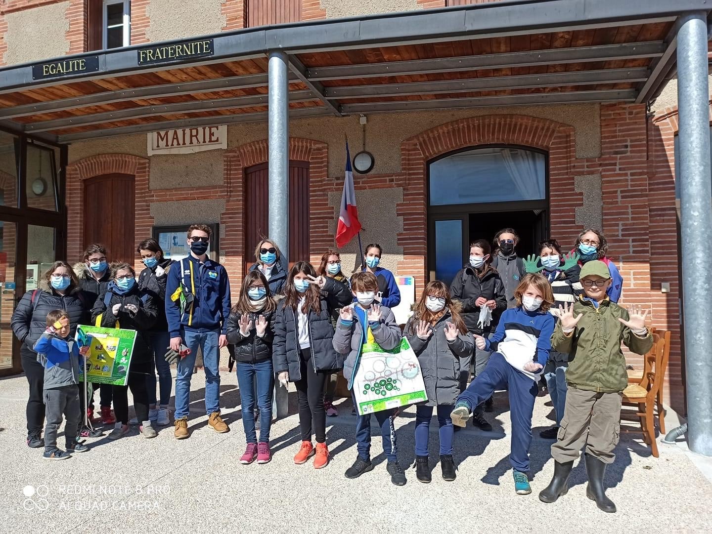 Rassemblement devant la mairie avant le départ sur les lieux de collecte.