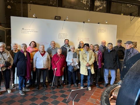 Les résidents de la MARPA visitent le Musée du Saut du Tarn.