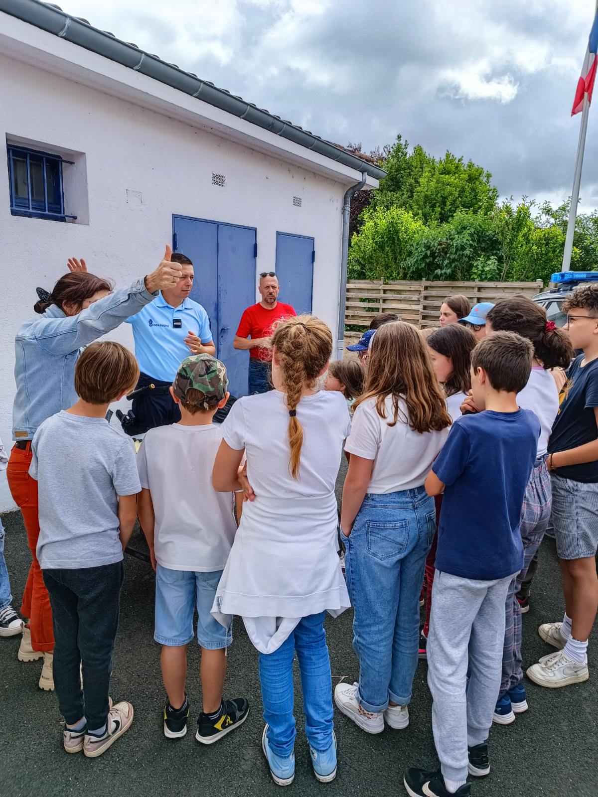 Les élèves visitent la brigade de gendarmerie.