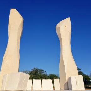 Les menhirs sont érigés sur la place de la mairie.