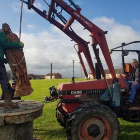 La vierge a été déboulonnée de son socle.