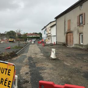 Le trottoir et la chaussée sont en cours de réfection.