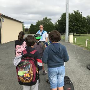 A tour de rôle, les élus accompagnent les élèves entre l'école et la salle polyvalente.