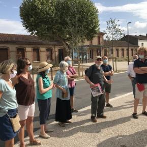 Une partie des participants sur la place de la mairie.