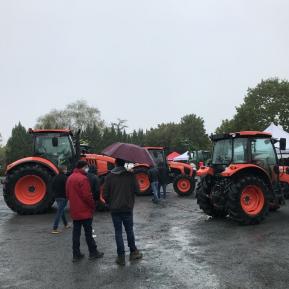 les tracteurs sont exposés.