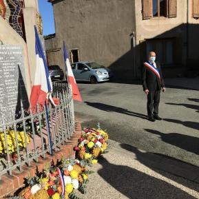 Le maire Vincent RECOULES devant le monument aux Morts.