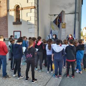 Les enfants devant le monument aux Morts