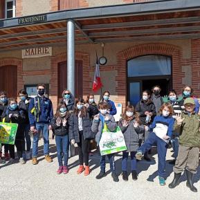 Rassemblement devant la mairie avant le départ sur les lieux de collecte.