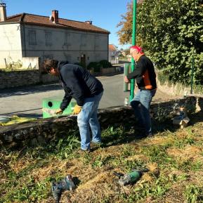 la pose des piquets de clôture