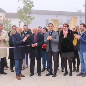 Inauguration de la place de la mairie.