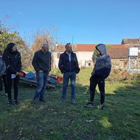 Les jeunes en "chantier-loisirs" ont participé à l'aménagement du jardin partagé