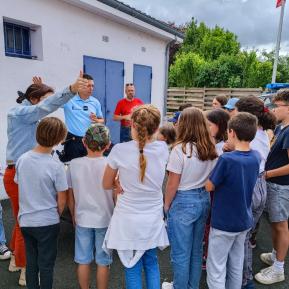 Les élèves visitent la brigade de gendarmerie.