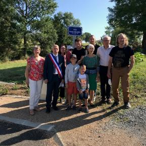 Le maire Vincent Recoules entouré de la famille d'André Maurel